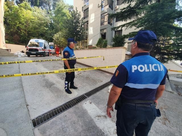 55-vjeçari bie nga lartësia teksa punonte në një pallat në Tiranë