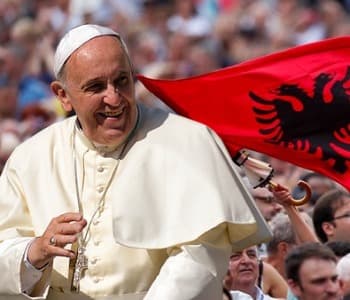 Presidenti Meta mesazh Papa Françeskut, pas lutjeve të tij për Shqipërinë