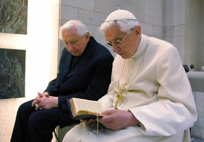 Benedikti XVI vuan nga një sëmundje paralizuese