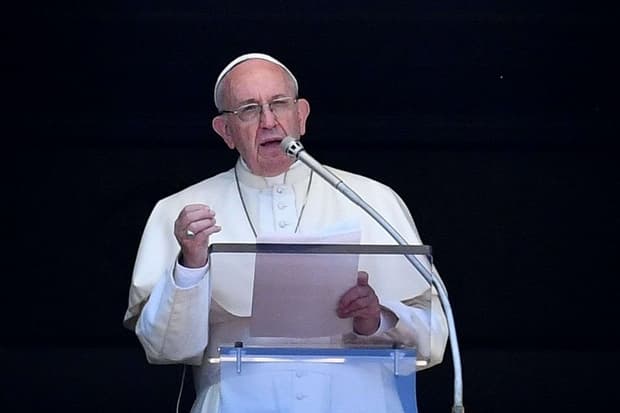 Papa u bën thirrje qeverive: Duhet pakt botëror për refugjatët
