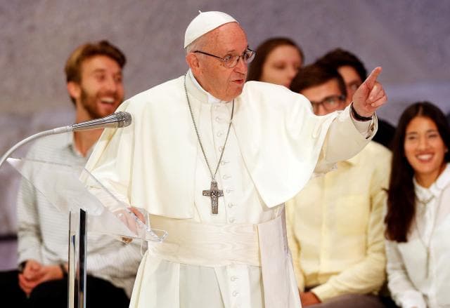Papa fajëson djallin për skandalet seksuale të kishës dhe kërkon ndihmën e engjëjve