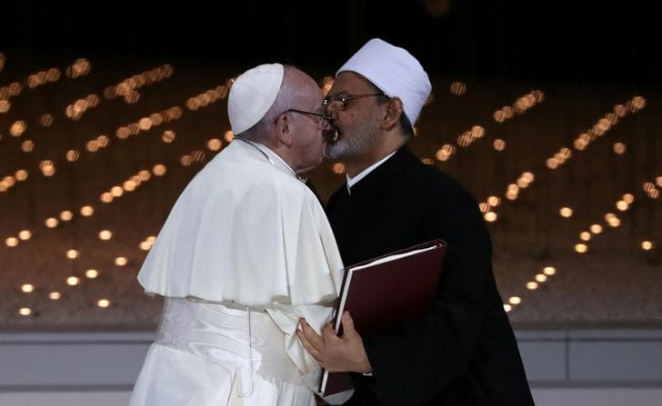 Papa Françesku takohet me imamin Al-Azhar në vizitën e tij historike në Arabi, kritikon luftrat në Lindjen e Mesme
