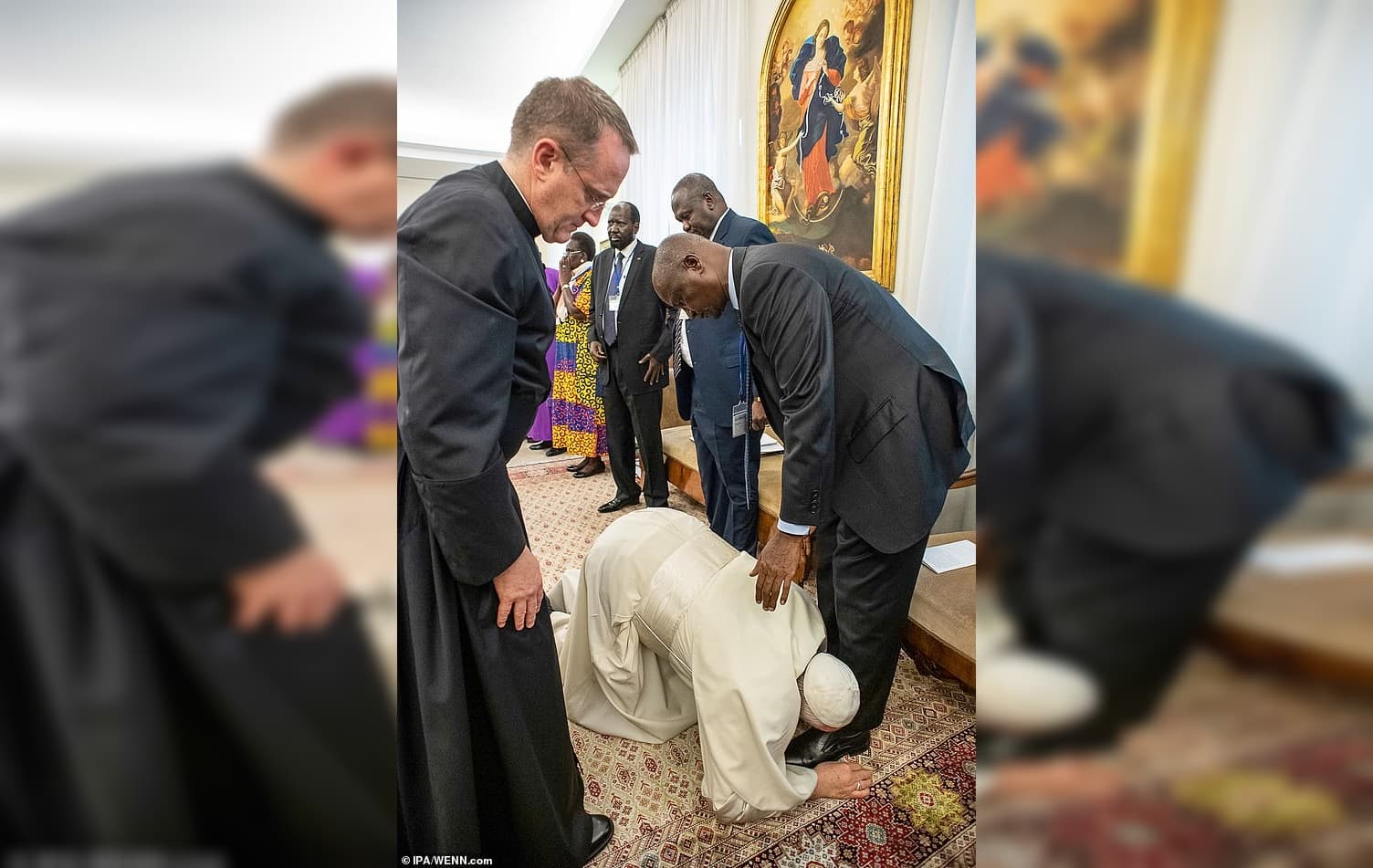Papa Françesku iu puth këmbët udhëheqësve afrikanë (VIDEO)