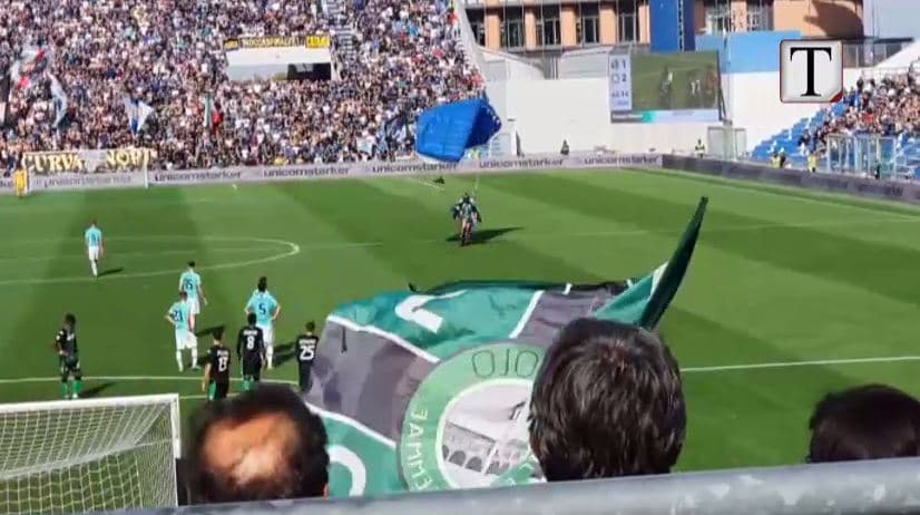 U ul në fushë gjatë ndeshjes, pezullohet parashutisti (VIDEO)
