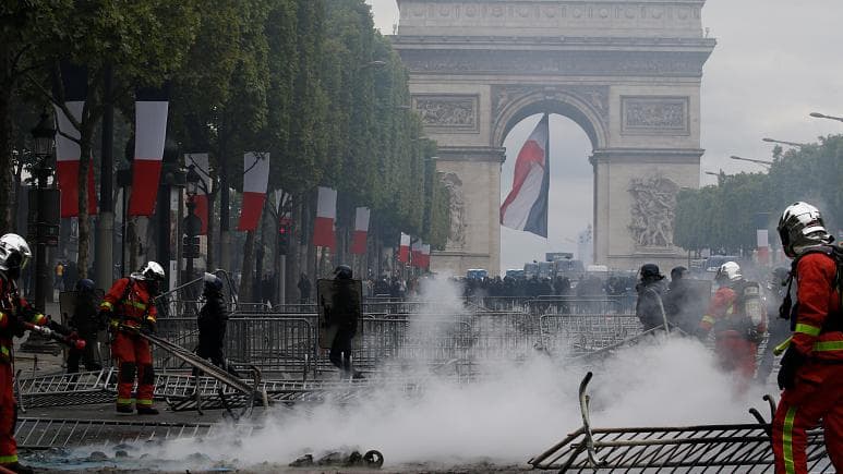 Paris: Jelekët e verdhë përplasen me policinë ditën e Paradës së Bastijës