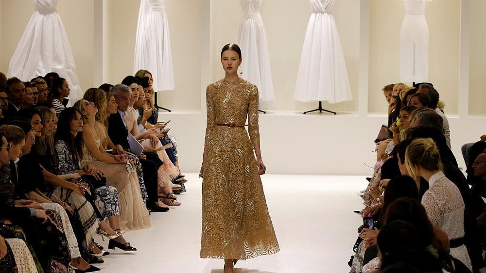 Dior Haute Couture kthen stilin retro në Paris (VIDEO)