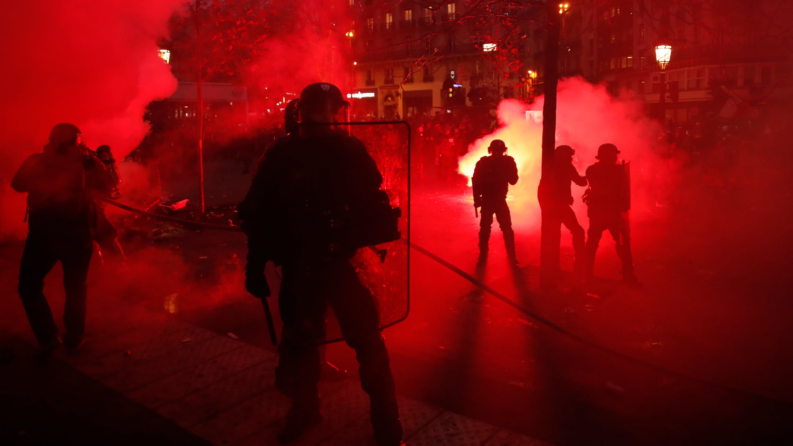 Paris, protestuesit përleshen sërish me policinë