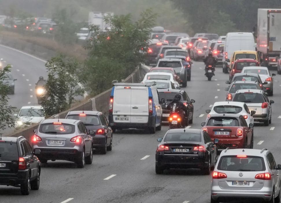 Bllokim rekord i trafikut në Paris: Vargu i makinave 628 km i gjatë