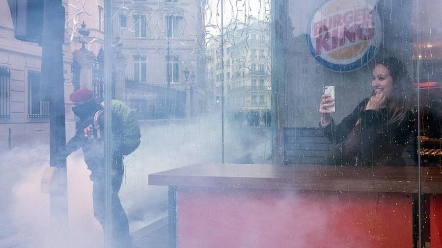 FOTOLAJM/ Një selfie nga Parisi në flakë