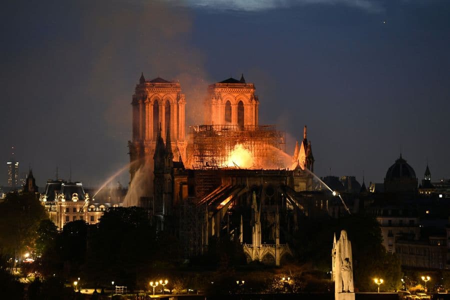 Zjarri në Paris: Turma këndon psalme e gjunjëzuar, deklarata e Kardinalit