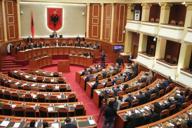 Parlamenti voton ministrat e rinj, pezull ministri i Jashtëm