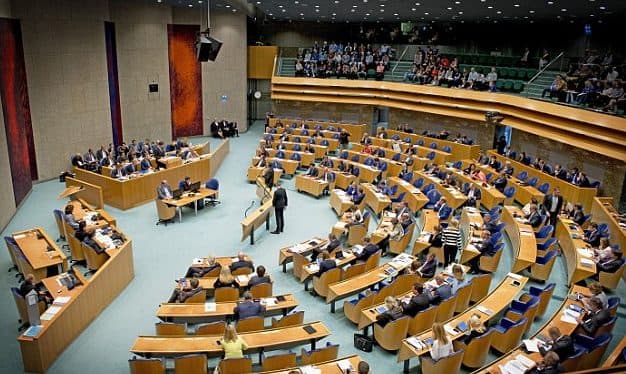 Parlamenti holandez voton pro rikthimit të vizave për shqiptarët (VIDEO)