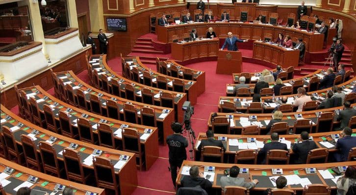 Sot votohet kryeprokurori i përkohshëm, opozita proteston para Parlamentit