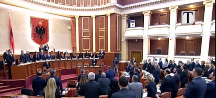 Balluku përlotet  në parlament, Ruçi: Të bëhet vetting i lejeve të ndërtimit (VIDEO)
