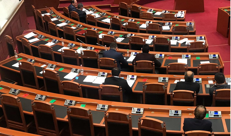 Kuvend/ Rrëzohen dekretet e Metës për Kodin penal dhe ligjin e Akademisë së Shkencave
