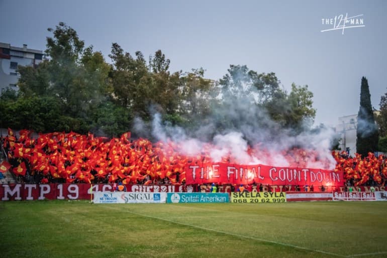 Partizani-Karabak, triblime edhe nga trajnerët (VIDEO)
