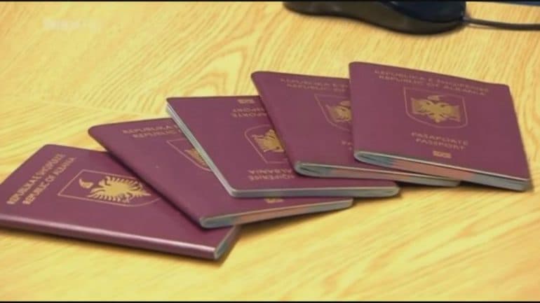 Skandali i pasaportave të humbura, shkarkohet konsulli shqiptar në Athinë