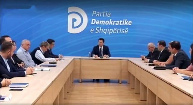 Biznesi i vogël në protestë, PD shpërndan deputetët në tregje (VIDEO)