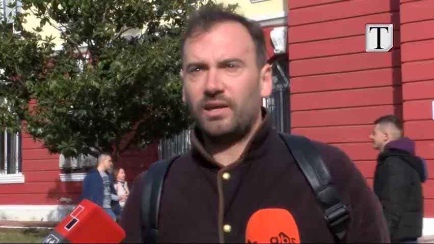 Pedagogët e Filologjikut në protestë: Anulim të Ligjit të Arsimit të Lartë (VIDEO)