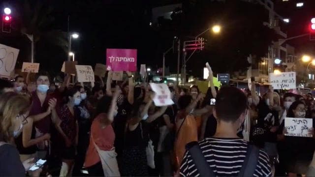 Një 16-vjeçare përdhunohet nga 30 burra: "Shokohet Izraeli"