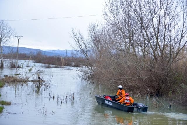 Niveli i ujit në Dajç mbi kuotat maksimale/ Mbi 3600 hektarë tokë e përmbytur në Shkodër