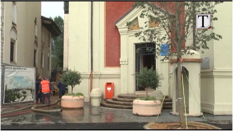 Përmbytet kati i nëndheshëm i Bashkisë së Tiranës (VIDEO)