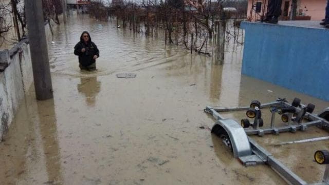 Përmbytjet në Shkodër/ Bashkia: 100 banesa vijojnë të jenë të rrethuara nga uji (VIDEO)
