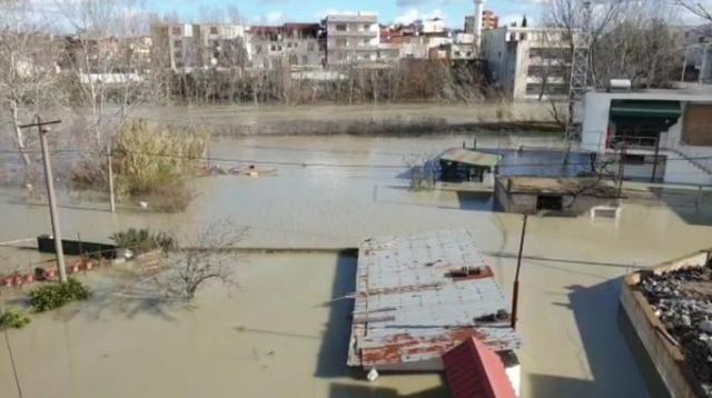 Përmbytjet në vend/ Situatë kritike në Vlorë, në Elbasan mbyllen katër shkolla (VIDEO)