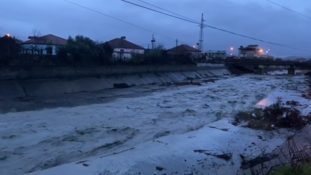Fryhet përroi i Zaranikës dhe lumi Shkumbin, rrezikohet përmbytje në zonë