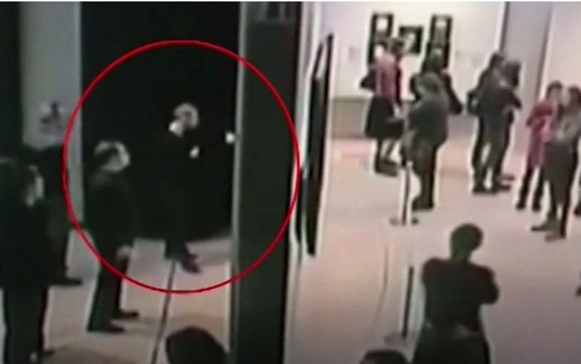Vjedh pikturën e shekullit të 19-të në galerinë e arteve në Moskë pa iu dridhur syri (VIDEO)