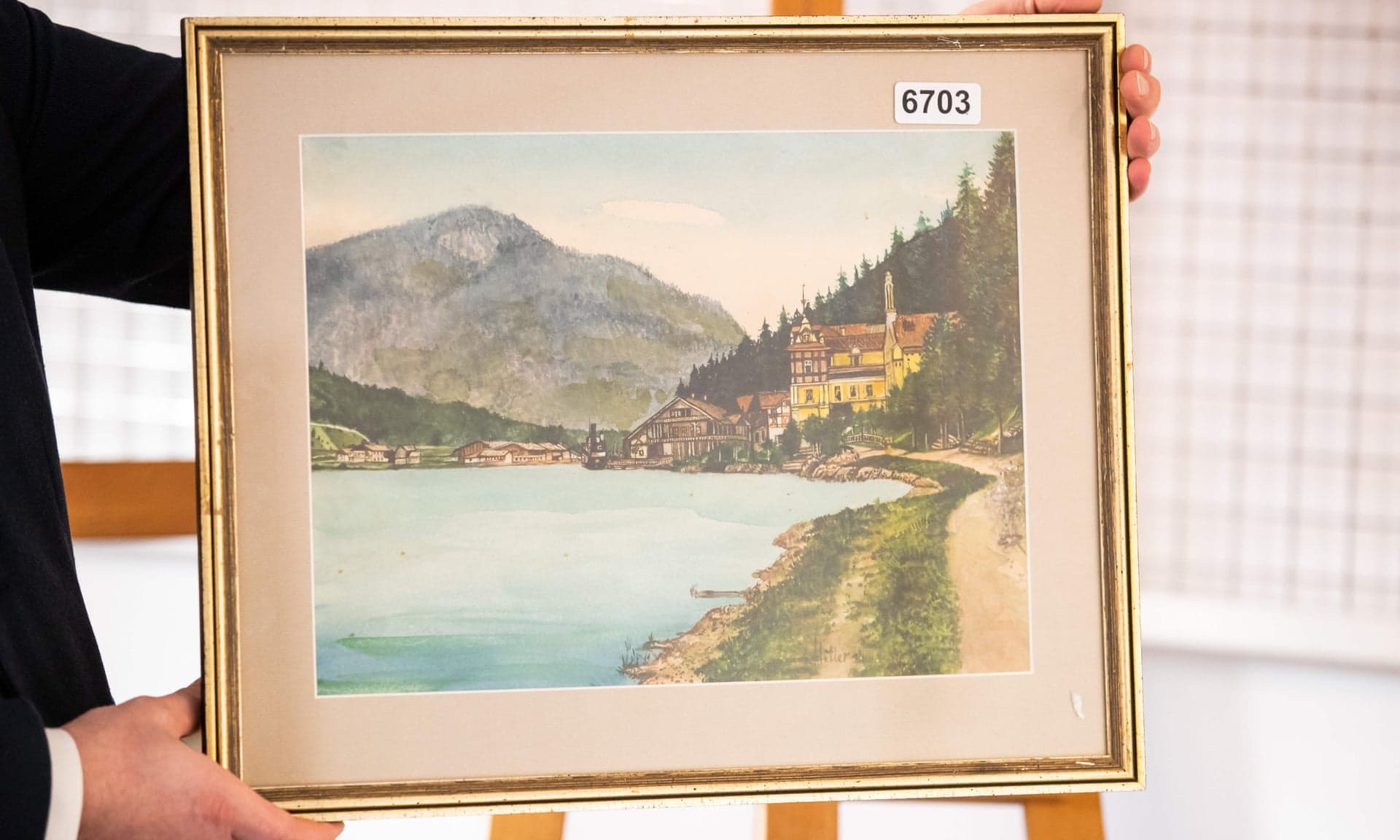 Pesë piktura nga Adolf Hitler dalin në ankandin e shitjes në Nuremberg