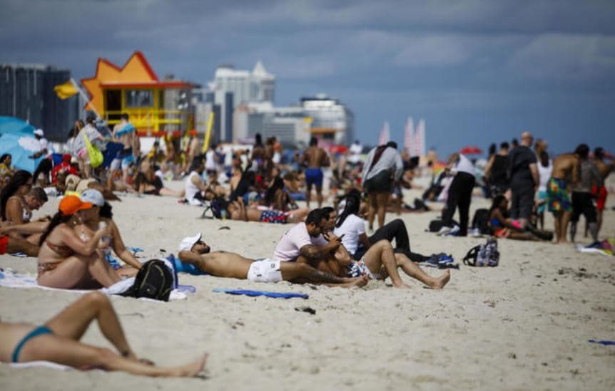 Plazh në prag pranvere, qindra të arrestuar dhe oficerë të plagosur në Miami Beach