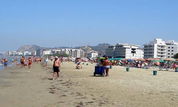   Humb jetën pushuesi boshnjak në plazhin e Durrësit