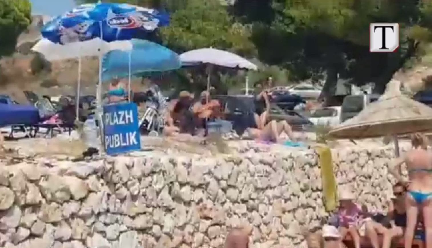  Në Ksamil vazhdojnë të zaptohen plazhet publike (VIDEO)