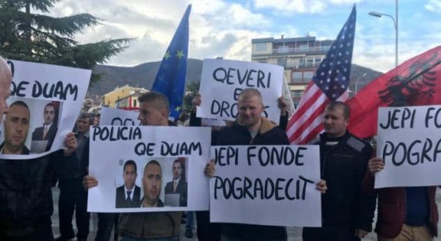 Pogradec/ Qytetarët protestojnë para fillimit të mbledhjes së përbashkët