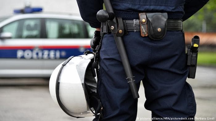 Austri, policia në ndjekje të dy personave që sulmuan pesë murgj