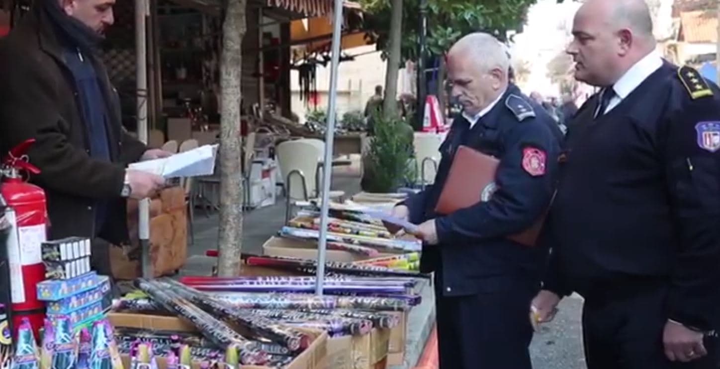 Siguria gjatë festave të fundvitit, policia kontroll në tregjet ku shiten fishekzjarre (VIDEO)