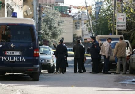Vret babanë dhe trupin e hedh në liqen, policia arreston djalin 28-vjeçar (VIDEO)