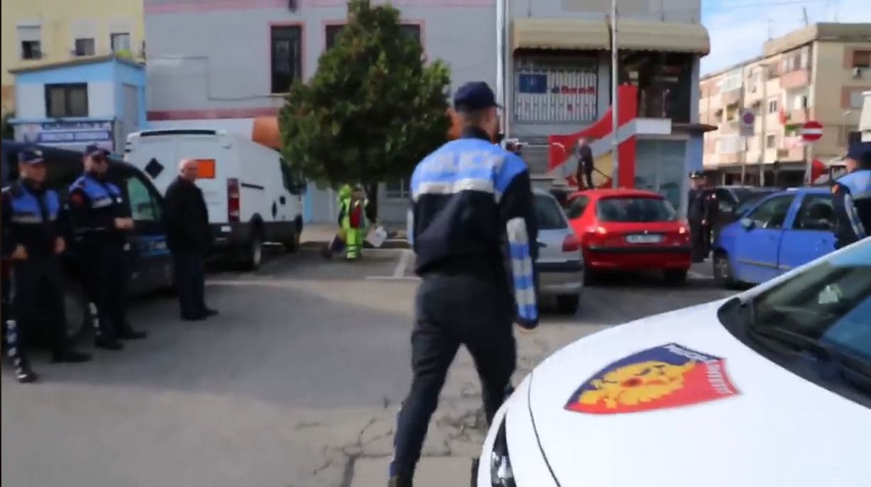 Policia kontroll të befasishëm në dyqanet e Tiranës për kapsolla dhe fishekzjarre (VIDEO)