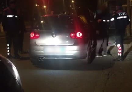 Peqin, 15-vjeçari vetëplagoset me pistoletë në banesën e tij