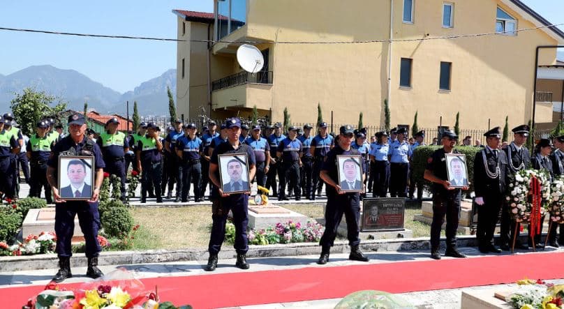10 vite nga vrasja e katër policëve, zhvillohet ceremonia përkujtimore (VIDEO)