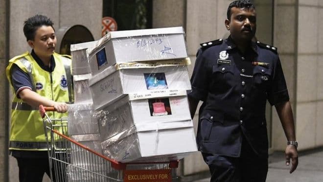 Policia sekuestron 72 valixhe me para dhe bizhuteri të ish-kryeministrit Najib Razak