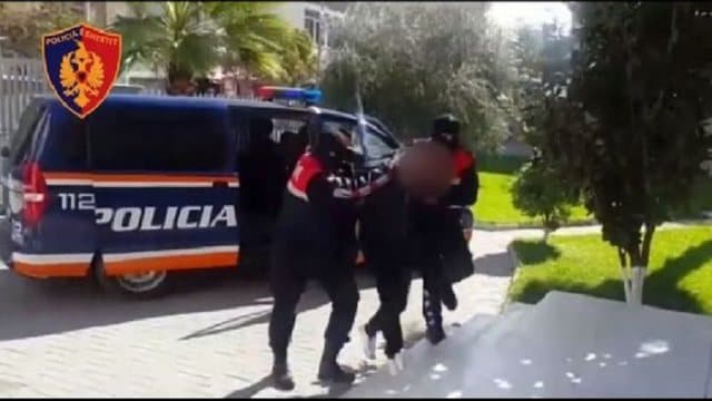 Armë dhe municione në “Audi”, dy të rinj arrestohen te “Rrethrrotullimi i Farkës”