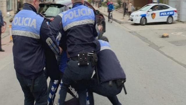 Ishte dënuar për kundërshtim të punonjësit të policisë, arrestohet 42-vjeçari në Berat