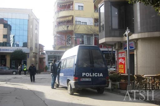 "Luftë" me policinë në Elbasan, plagosen dy persona