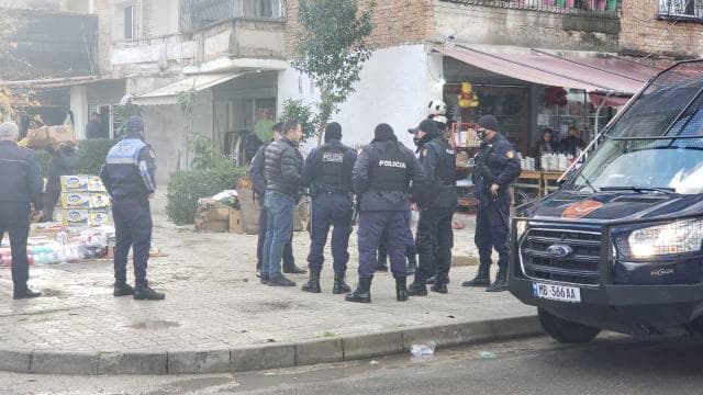 U konfliktua me disa persona/ I riu në Vlorë mbyllet në lokal dhe kërcënon me gërshërë në dorë (VIDEO)