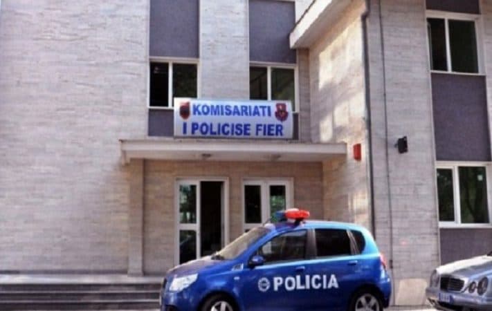 Fier/ Era e rëndë alarmon banorët, gjendet i pajetë në banesë 60-vjeçari
