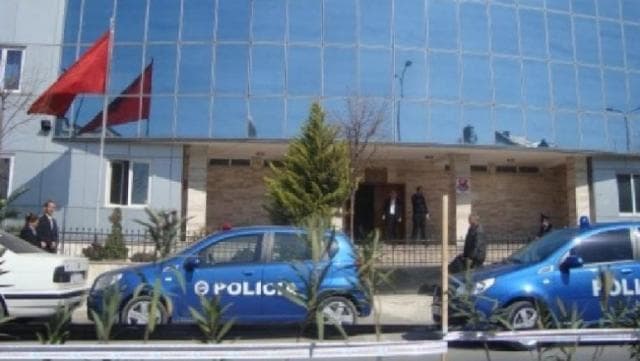 73-vjeçari në Kamëz plagos me thikë gruan, tenton të largohet nga banesa
