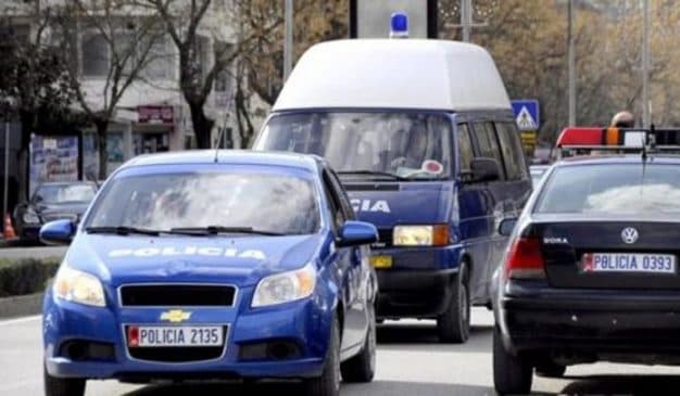 Sot niste procesi gjyqësor/ Vret veten me automatik një 40-vjeçar në Tepelenë