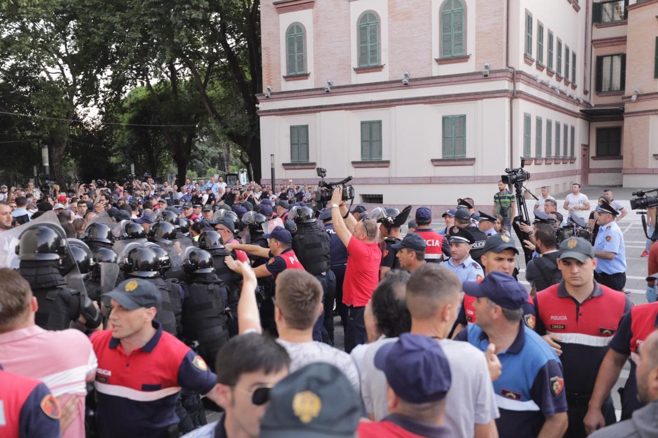 Tension te Teatri/ Policia dhe FNSH rrethojnë protestuesit (FOTO)